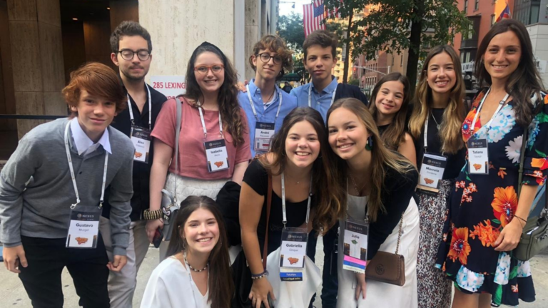 Jovens diversos com crachás da Turma do Jiló.