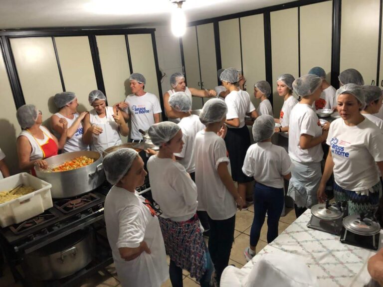 Adultos participantes da Turma do Jiló em uma cozinha