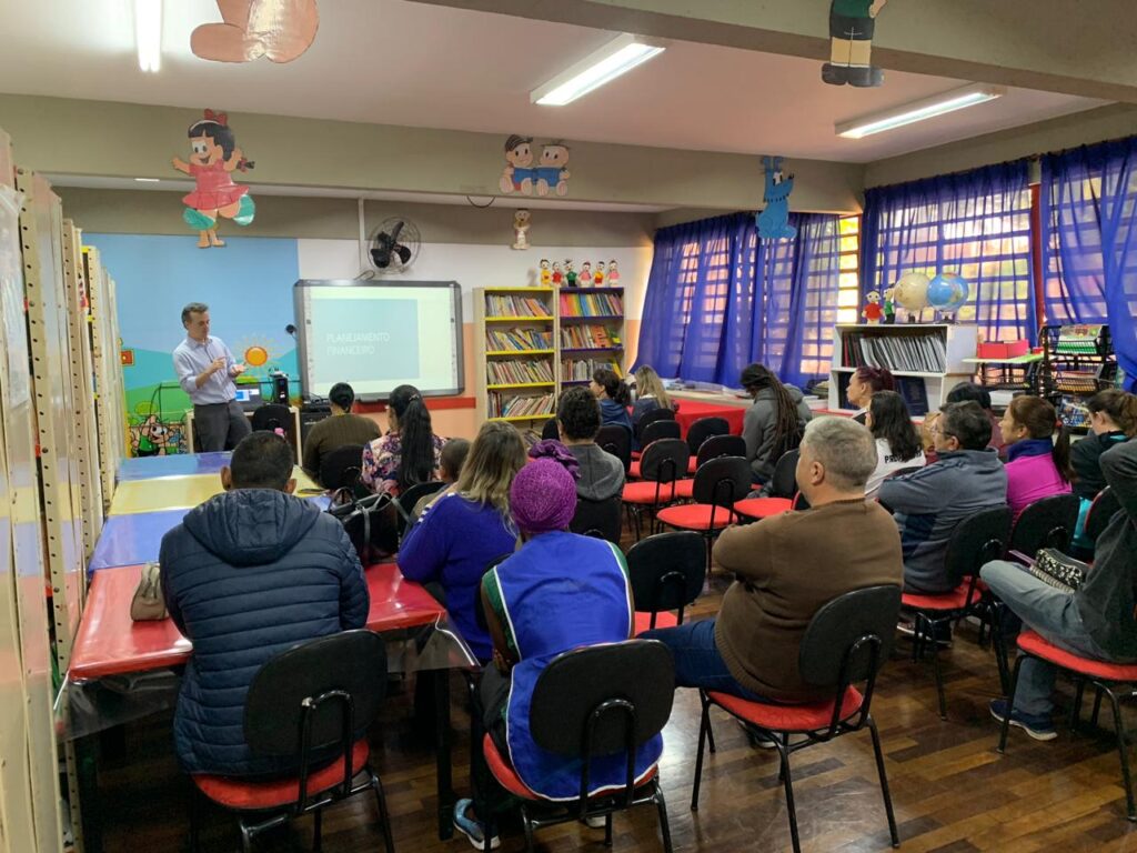 Jovens participantes da Turma do Jiló em uma sala escolar