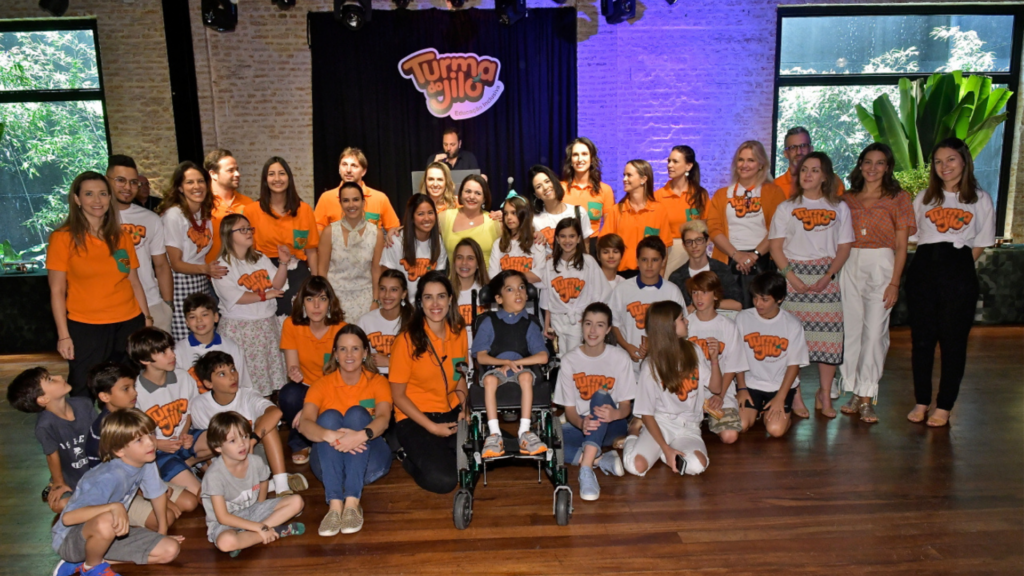 Grupo de adultos e crianças com camisetas da Turma do jiló